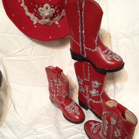 Pageant red cowgirl outfit, sz 2T. Comes with 2 pairs of boots - Picture 2 of 4